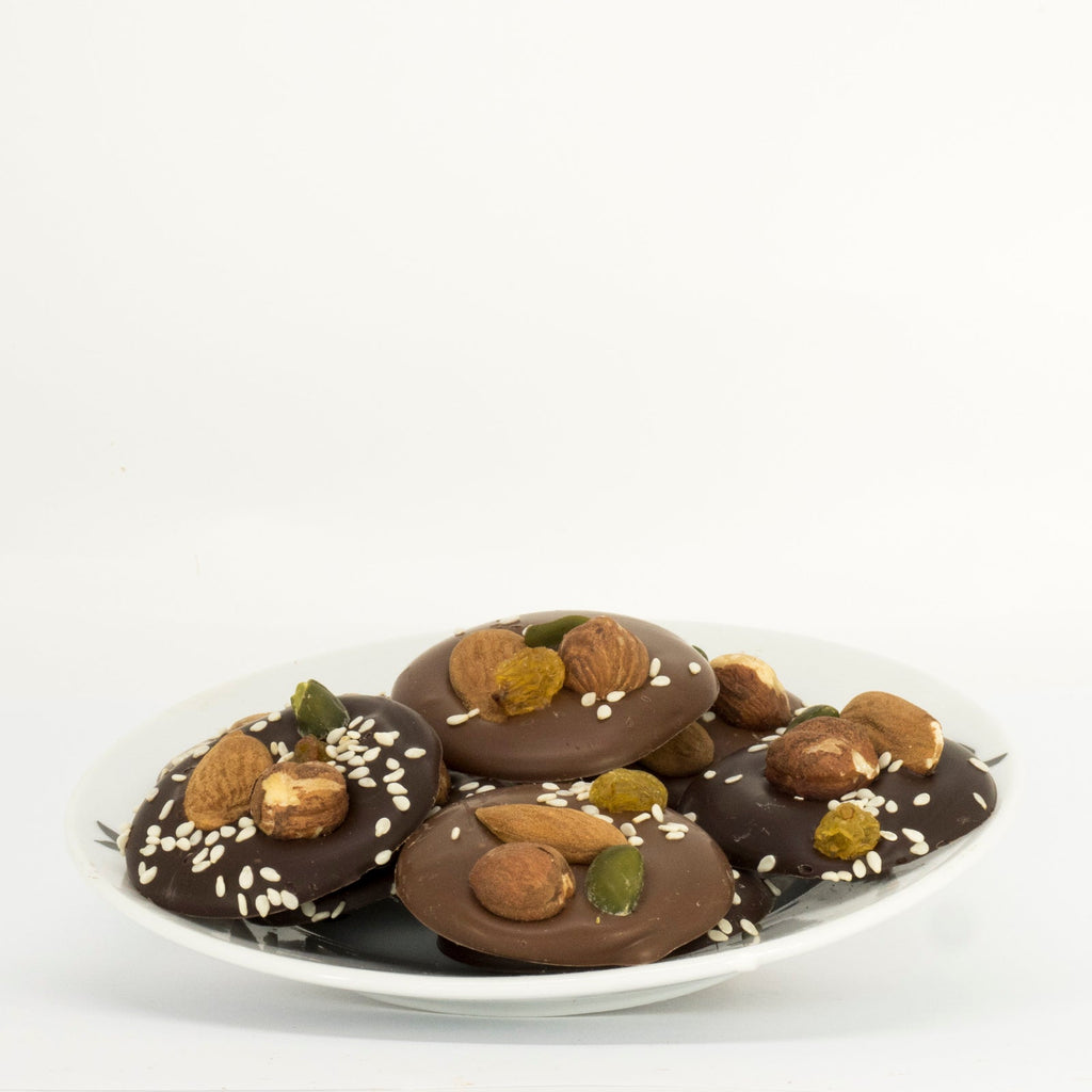 Mendiants aux fruits secs (amandes, noisettes, oranges et pistaches)