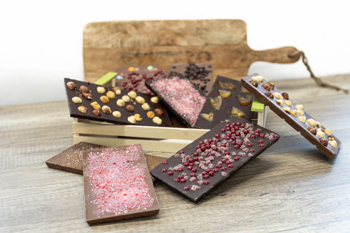 Tablettes de chocolat artisanales Gourmandises & Cie : noisettes, pralines roses, fruits confits et éclats de fruits rouges