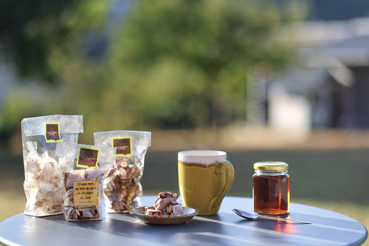 Nougats artisanaux Gourmandises & Cie : nougat blanc et nougat noir au miel de sapin et Savagnin du Jura, servis avec un pot de miel