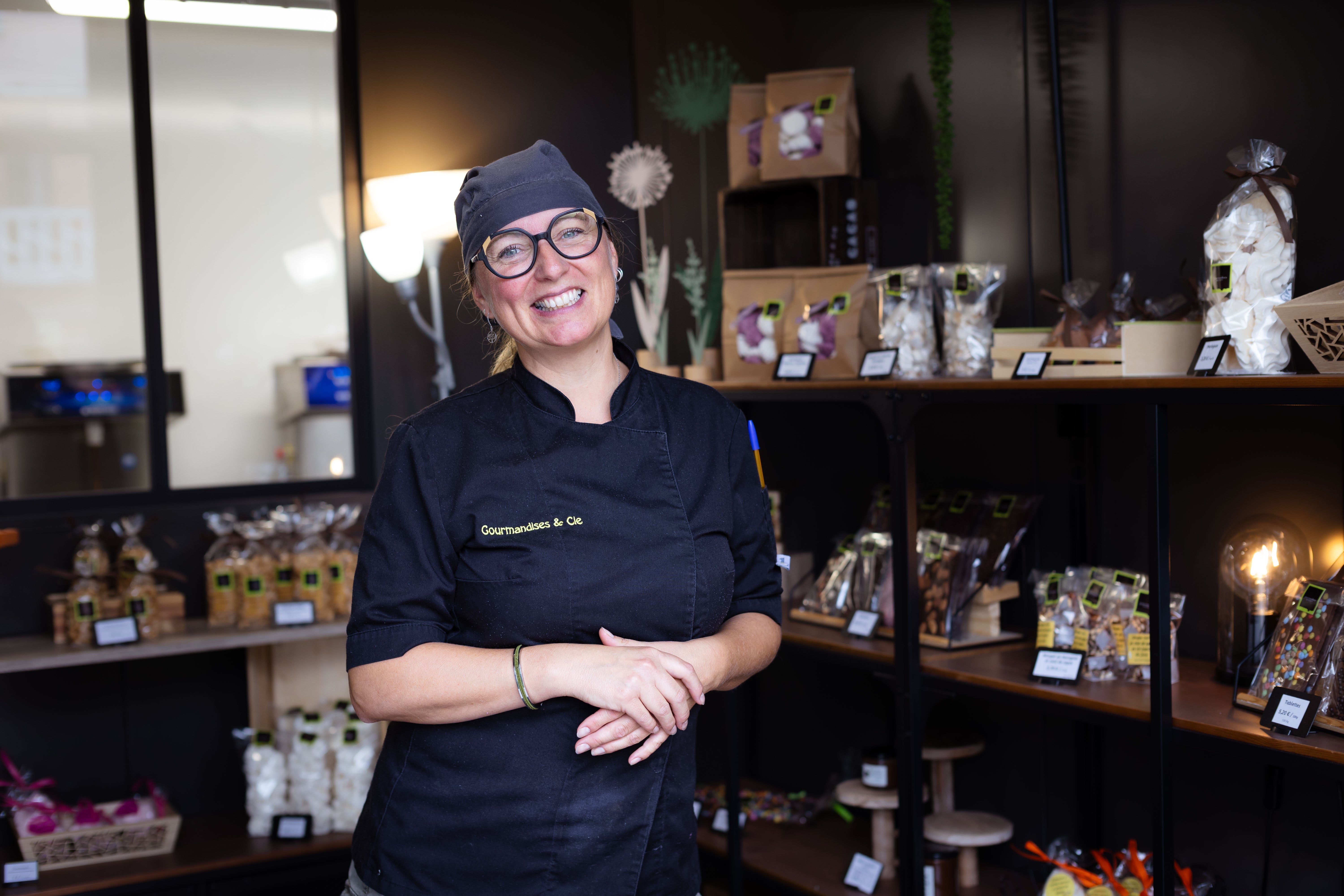 Mélanie Plantard, pâtissière, souriante dans sa boutique Gourmandises & Cie à Champagnole