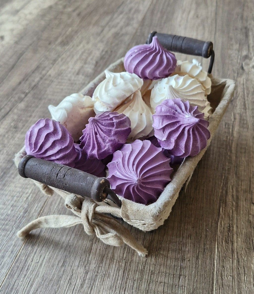 Meringues hibiscus passion Gourmandises & Cie, présentées sur table