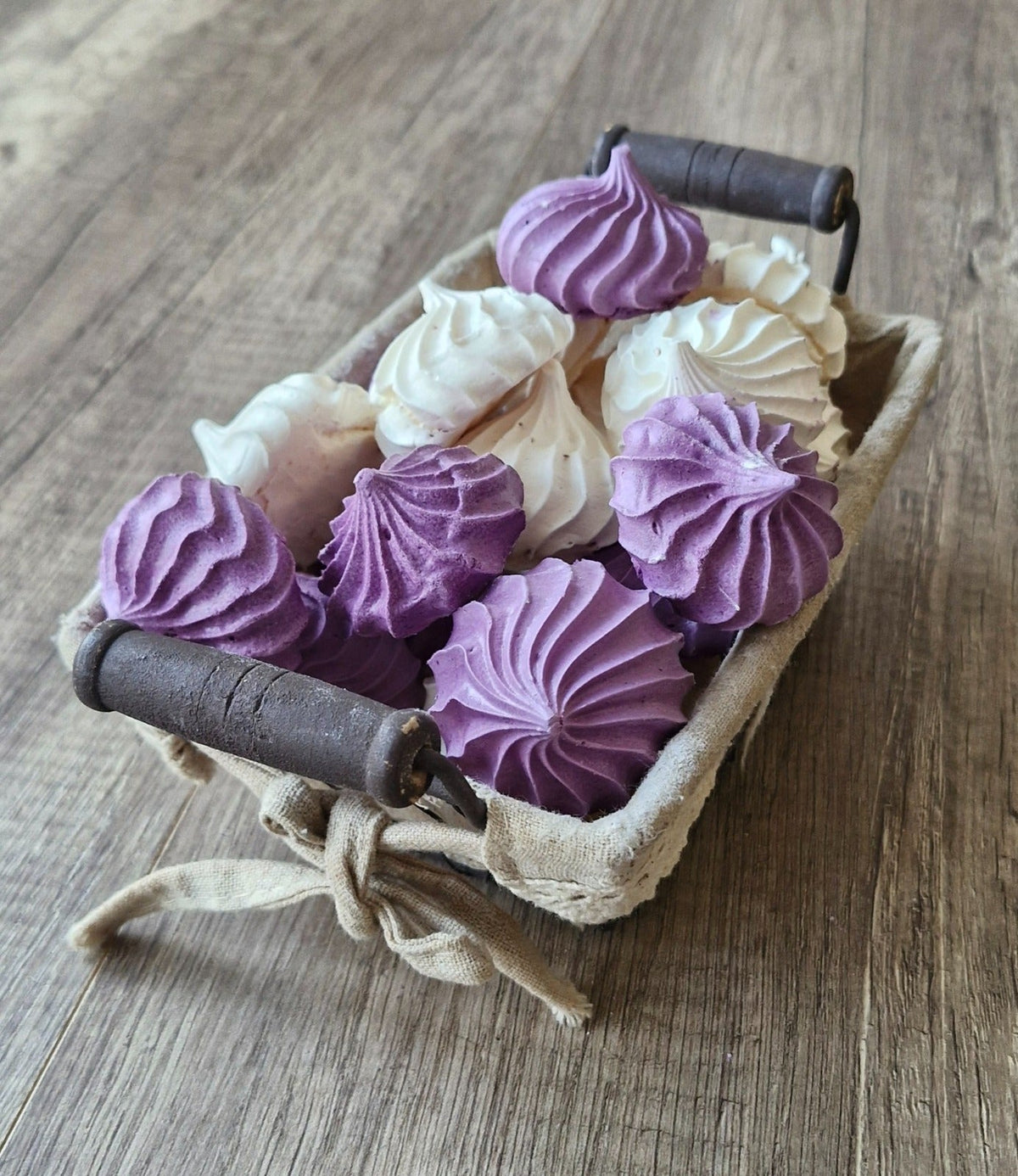 Meringues hibiscus passion Gourmandises & Cie, présentées sur table