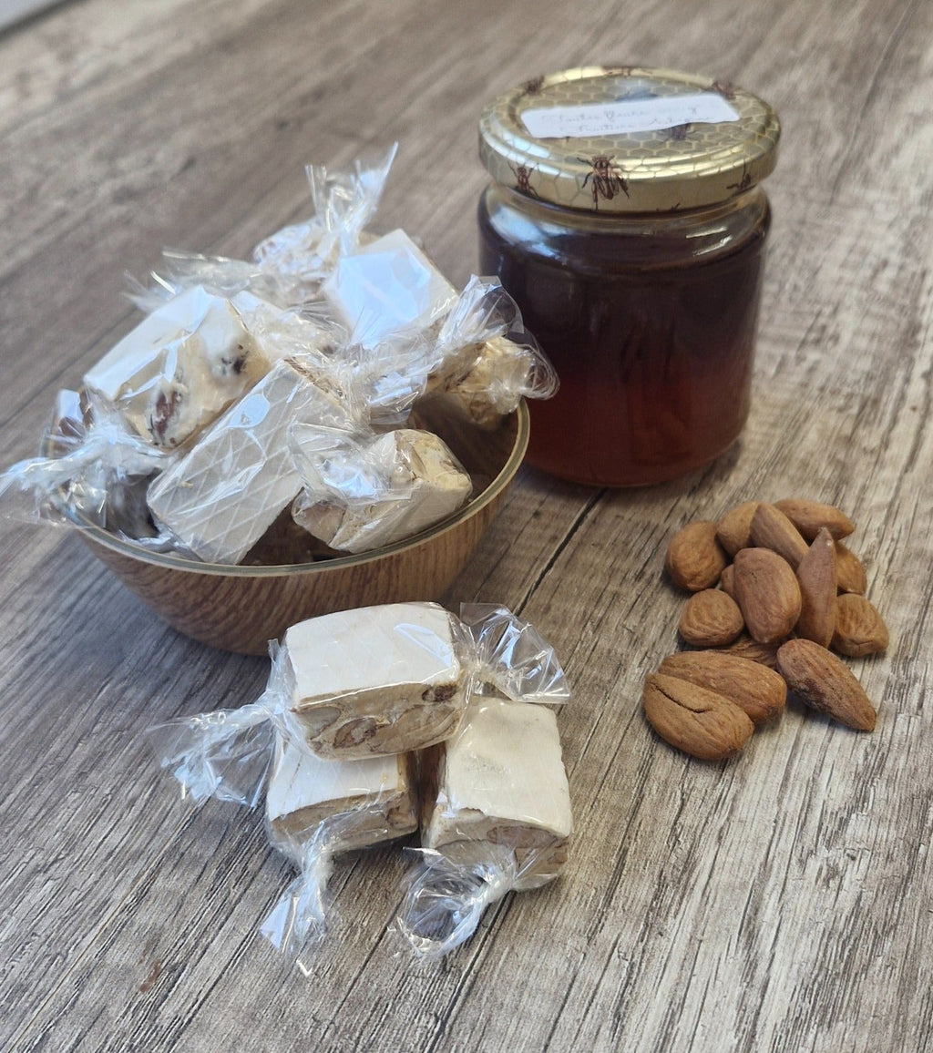 Nougat blanc au miel de montagne Gourmandises & Cie, présenté sur table
