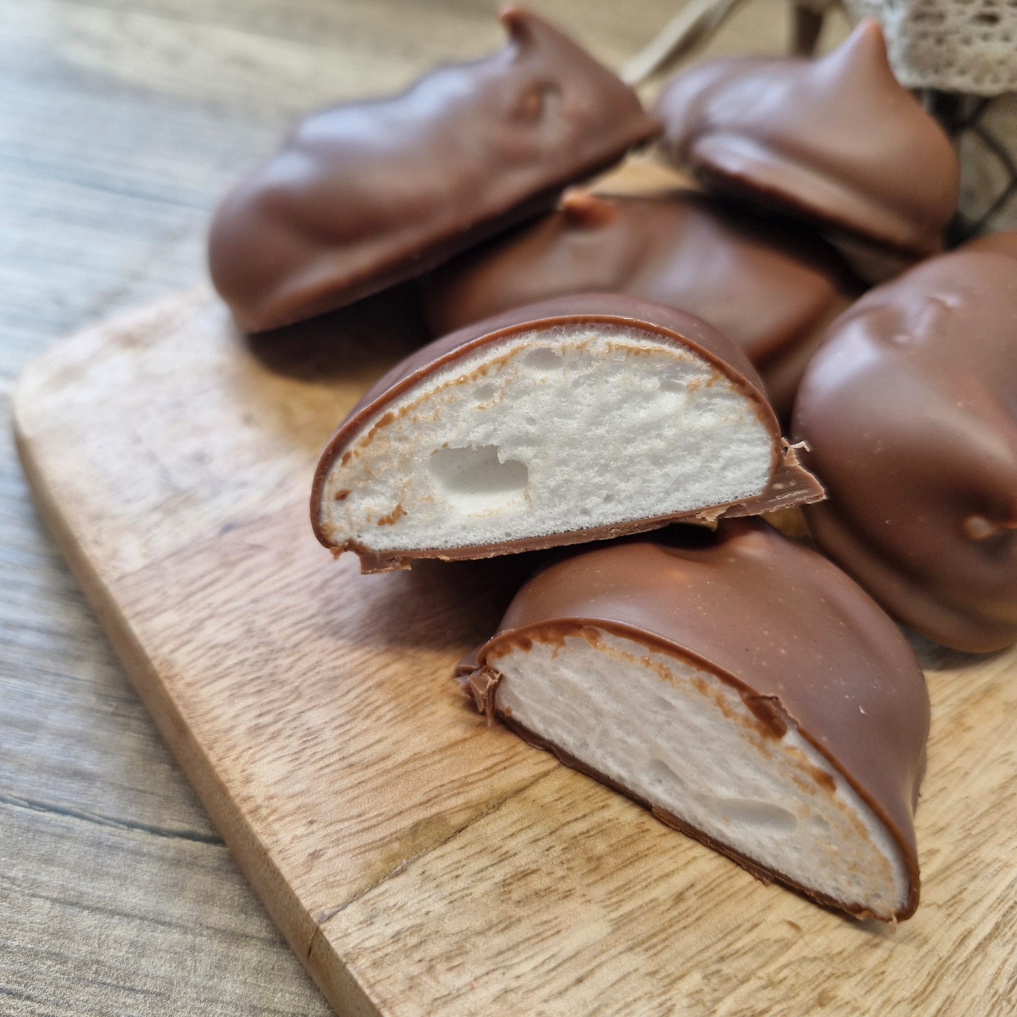 Nuages jurassiens coupés en deux : guimauve blanche sous une fine coque de chocolat au lait