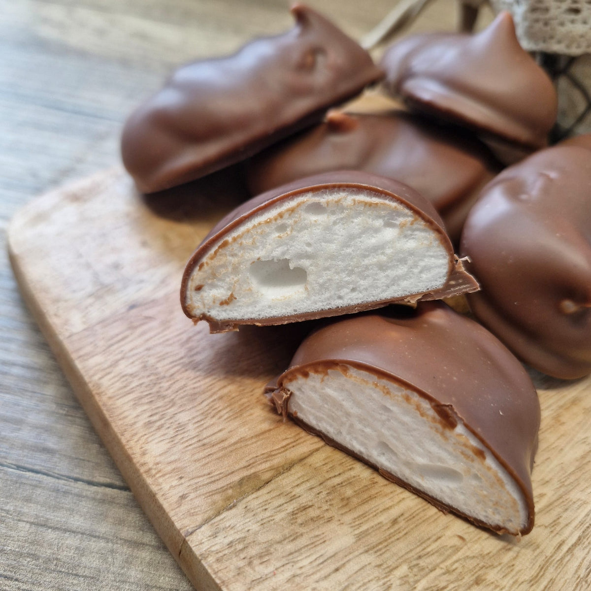 Nuages jurassiens coupés en deux : guimauve blanche sous une fine coque de chocolat au lait