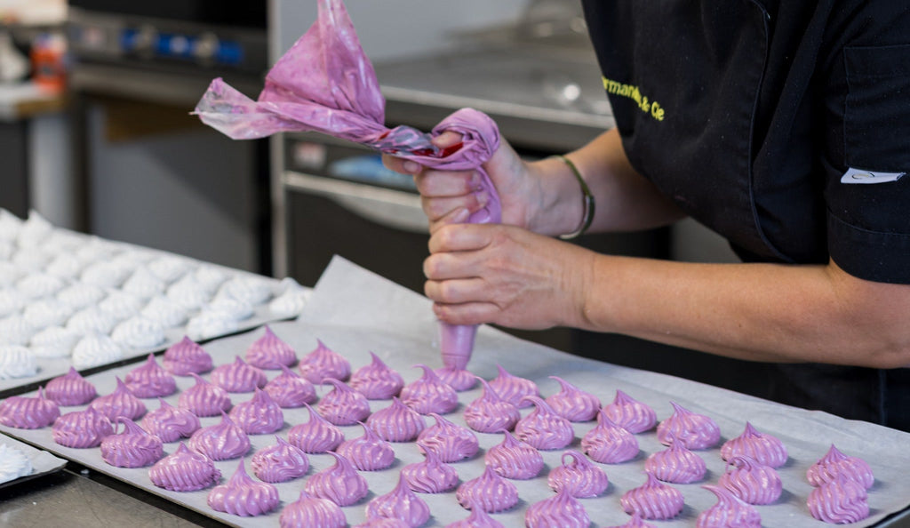 Meringues Hibiscus / Passion, pochées à la main à l'atelier
