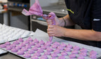 Meringues Hibiscus / Passion, pochées à la main à l'atelier